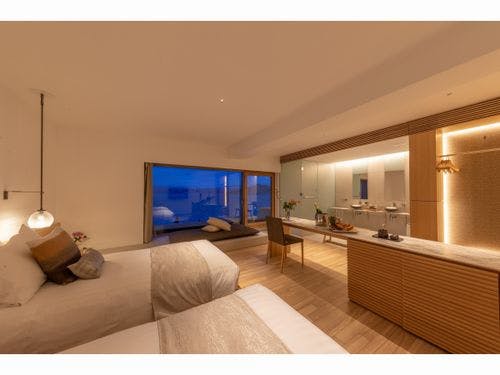 全室に設置の露天風呂から洞爺湖を眺める