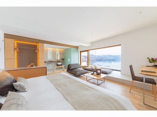 全室に設置の露天風呂から洞爺湖を眺める