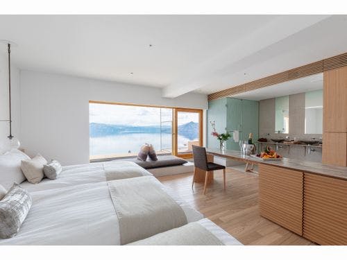 全室に設置の露天風呂から洞爺湖を眺める