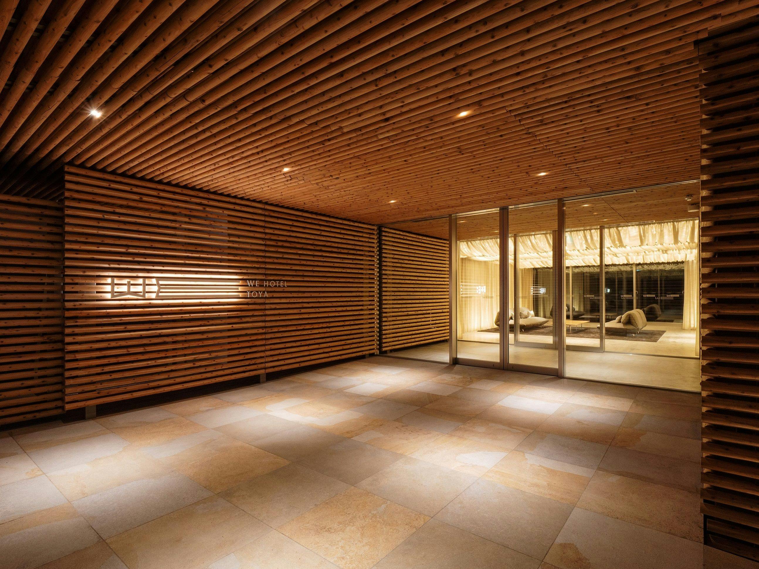 호텔 로고가 떠오르는 밤의 입구.