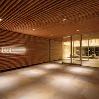 호텔 로고가 떠오르는 밤의 입구.