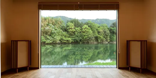 湖畔遊