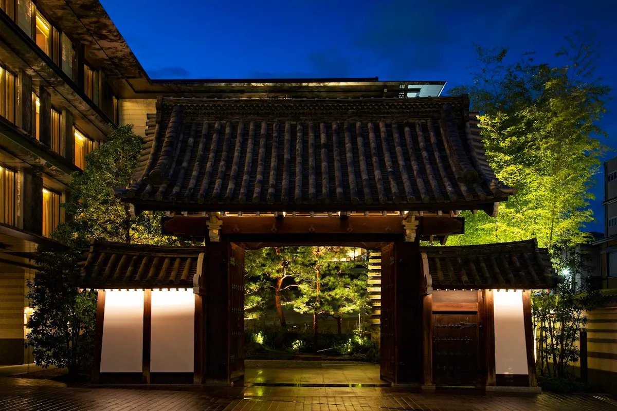 夜のHOTEL THE MITSUI KYOTOの門