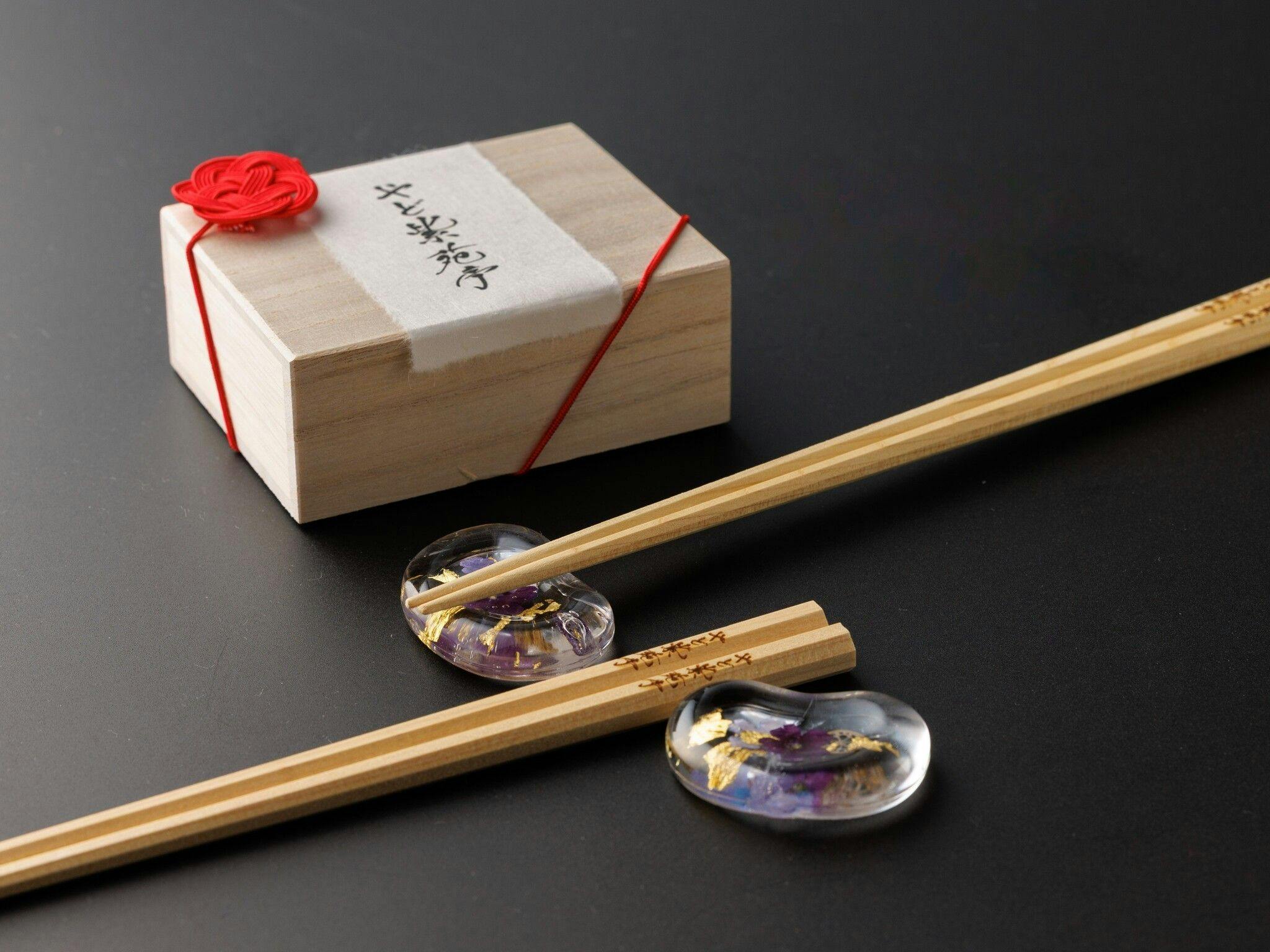 やど紫苑亭をイメージした、可憐な花の箸置