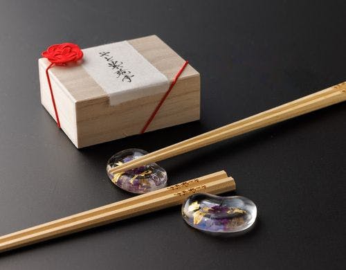 やど紫苑亭をイメージした、可憐な花の箸置