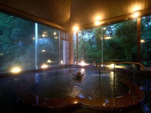 大浴場「福梅の湯」梅をかたどった湯船