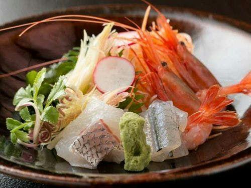 地獲れの海の幸を厳選、お造り三種盛り。