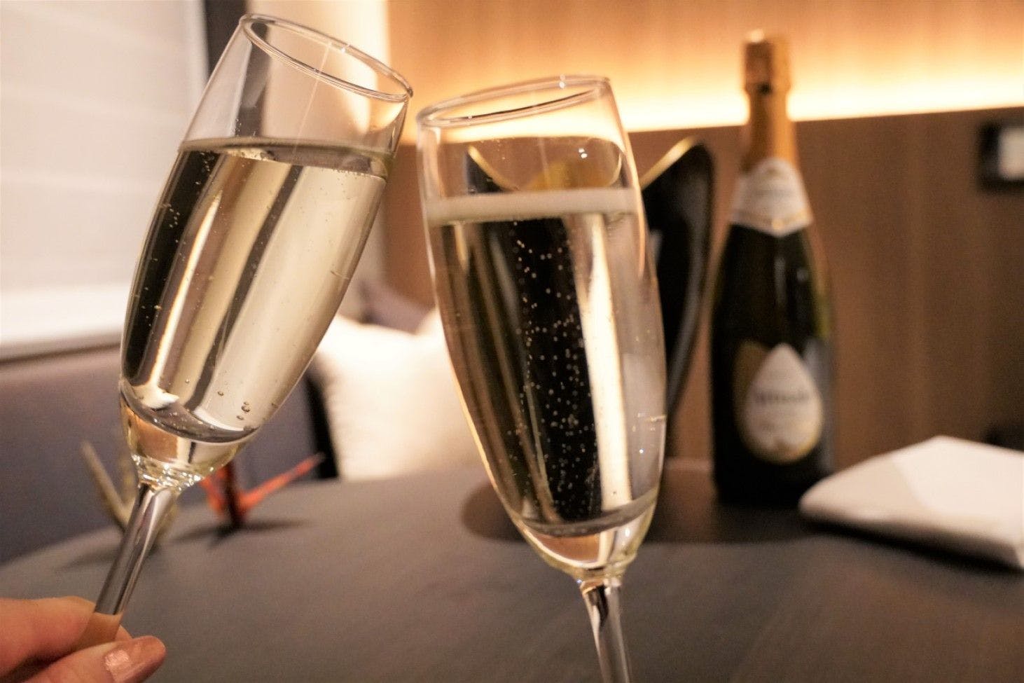 Termasuk botol sampanye