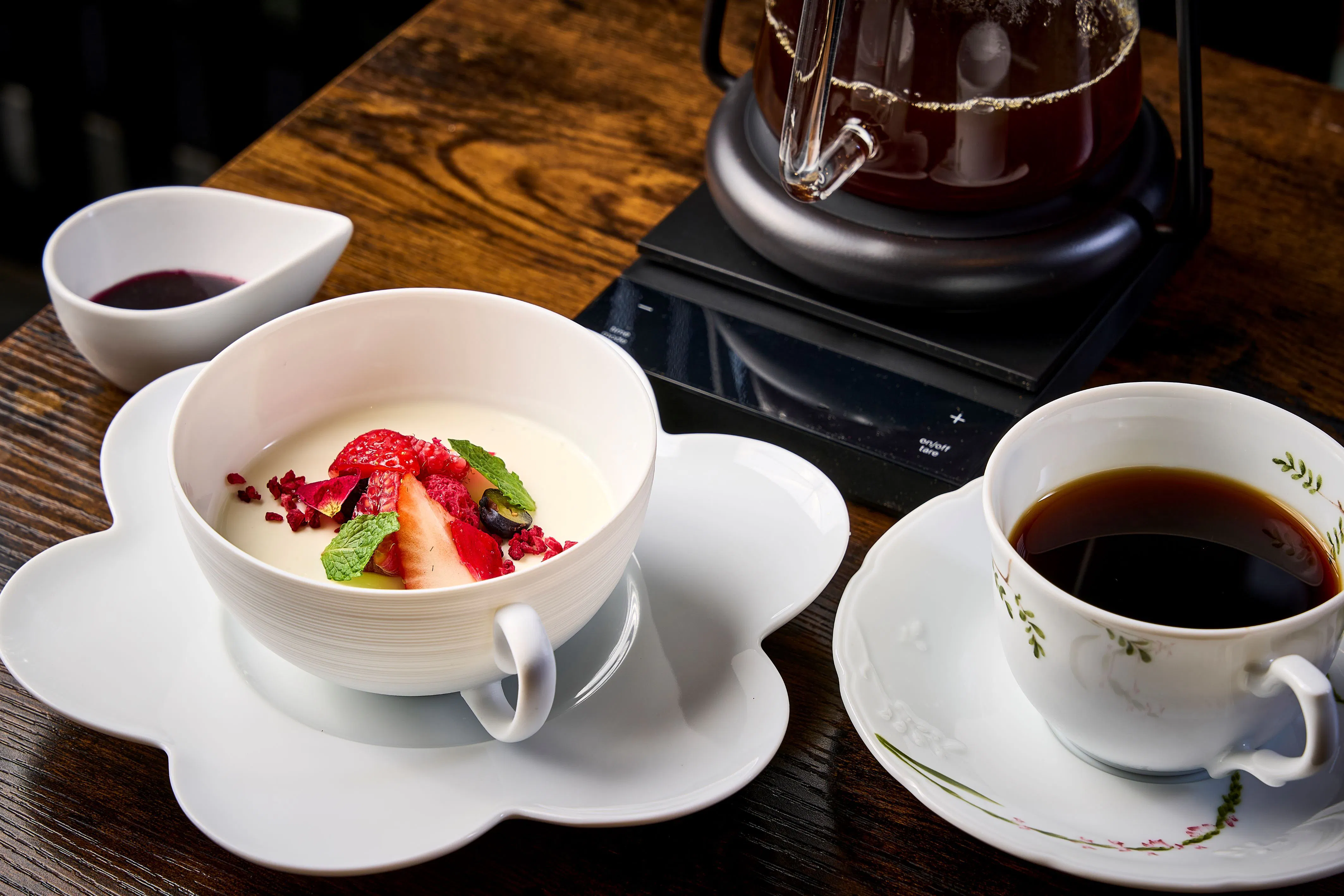 Kopi tetes tangan dan pencuci mulut