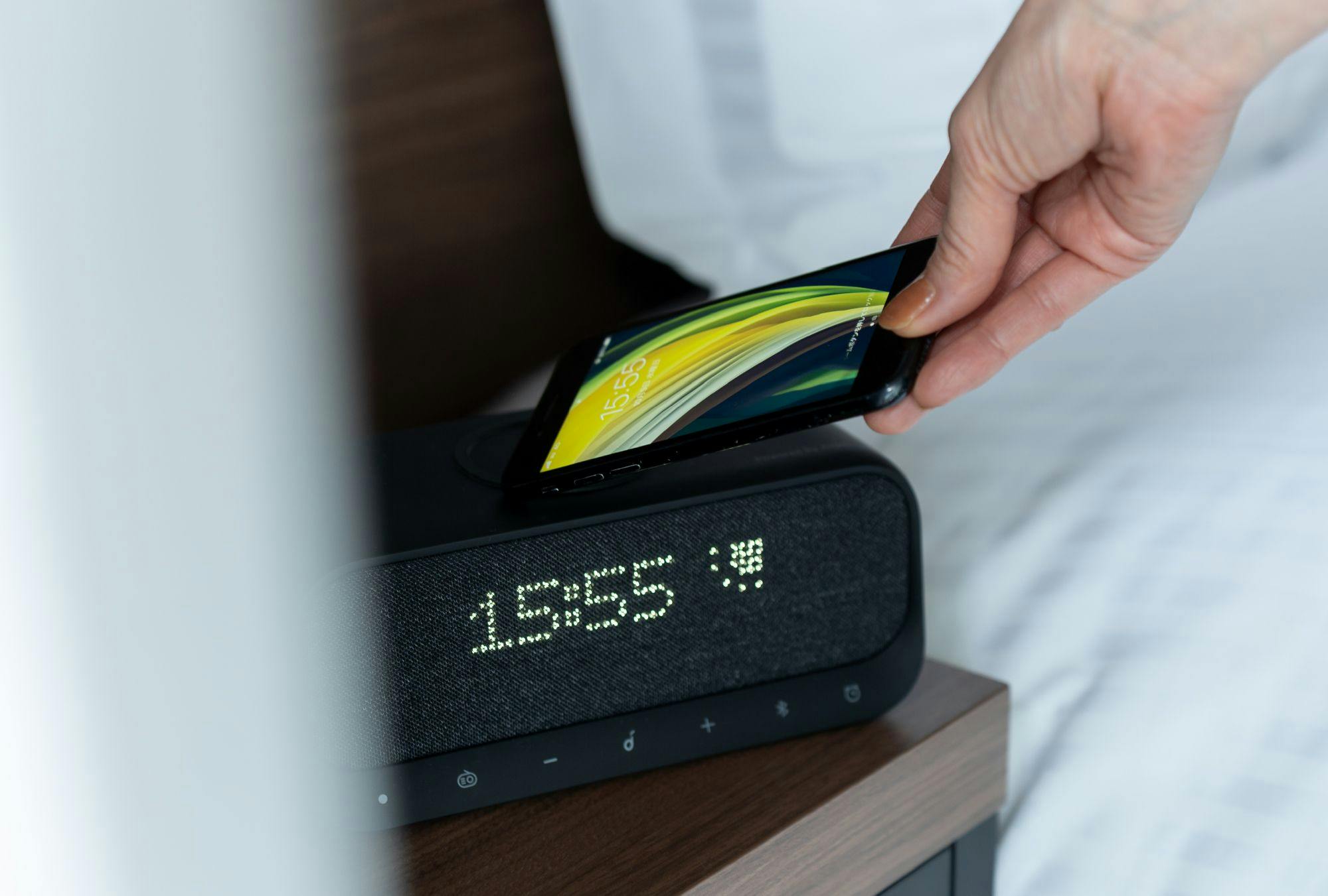 Speaker multifungsi tersedia di semua kamar.