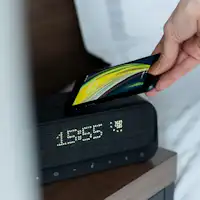 Speaker multifungsi tersedia di semua kamar.