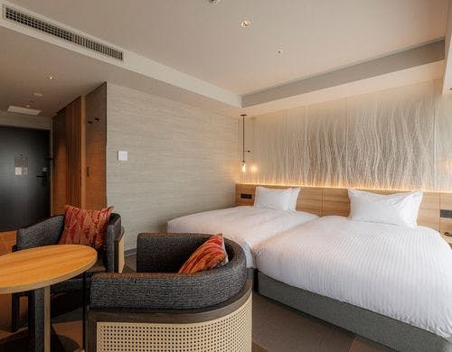 洗い場付きのバスルームを備えた客室