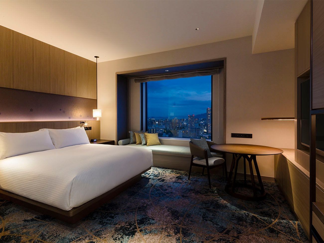 高級特大床房（禁菸）