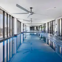 สระว่ายน้ำในร่มสำหรับทุกสภาพอากาศ (ชั้น 11)