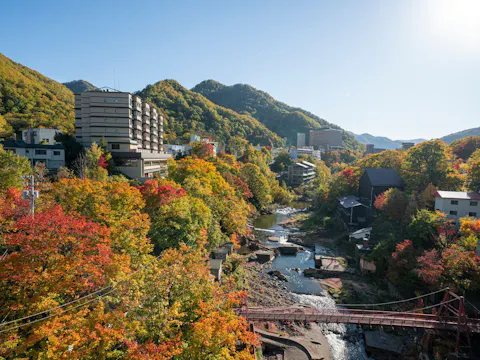 定山渓 ゆらく草庵 定山渓大橋から秋のホテル外観
