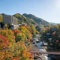 Hotel dari Jembatan Jozankei di musim gugur