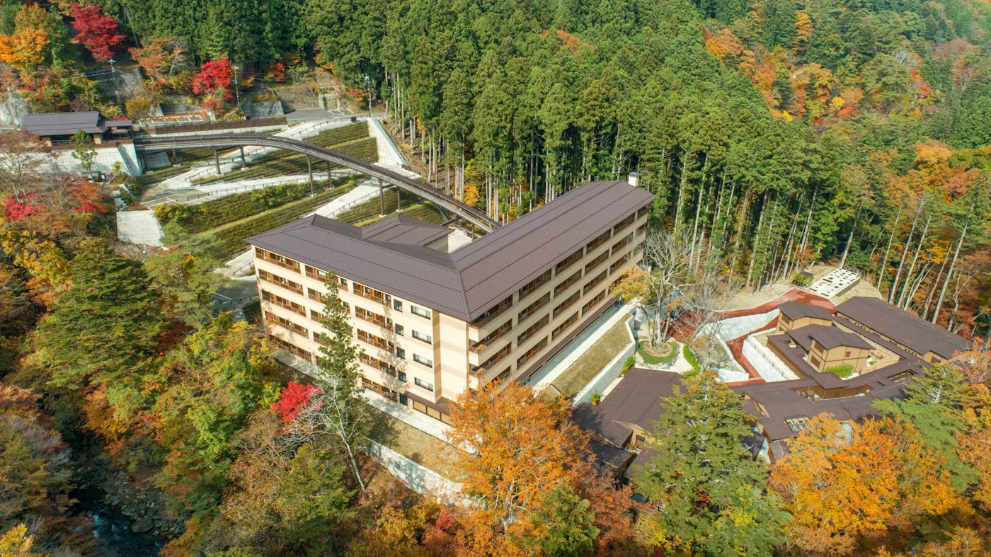 塩の湯温泉 蓮月：紅葉の渓谷と宿