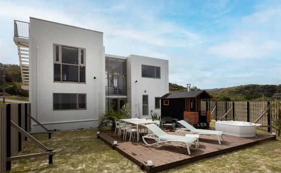 別棟ヴィラテラスの薪式サウナとジャグジー