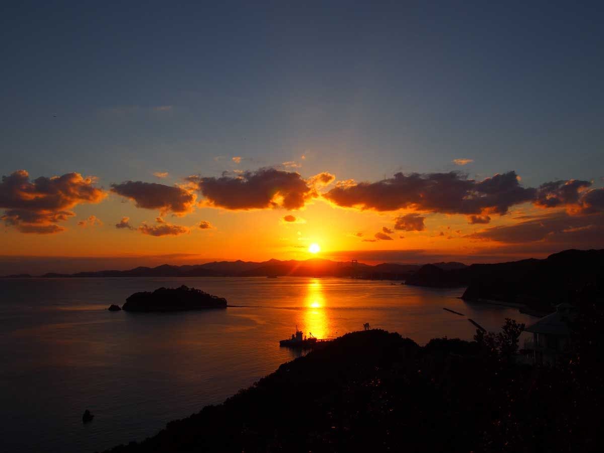 享受美丽的夕阳景色