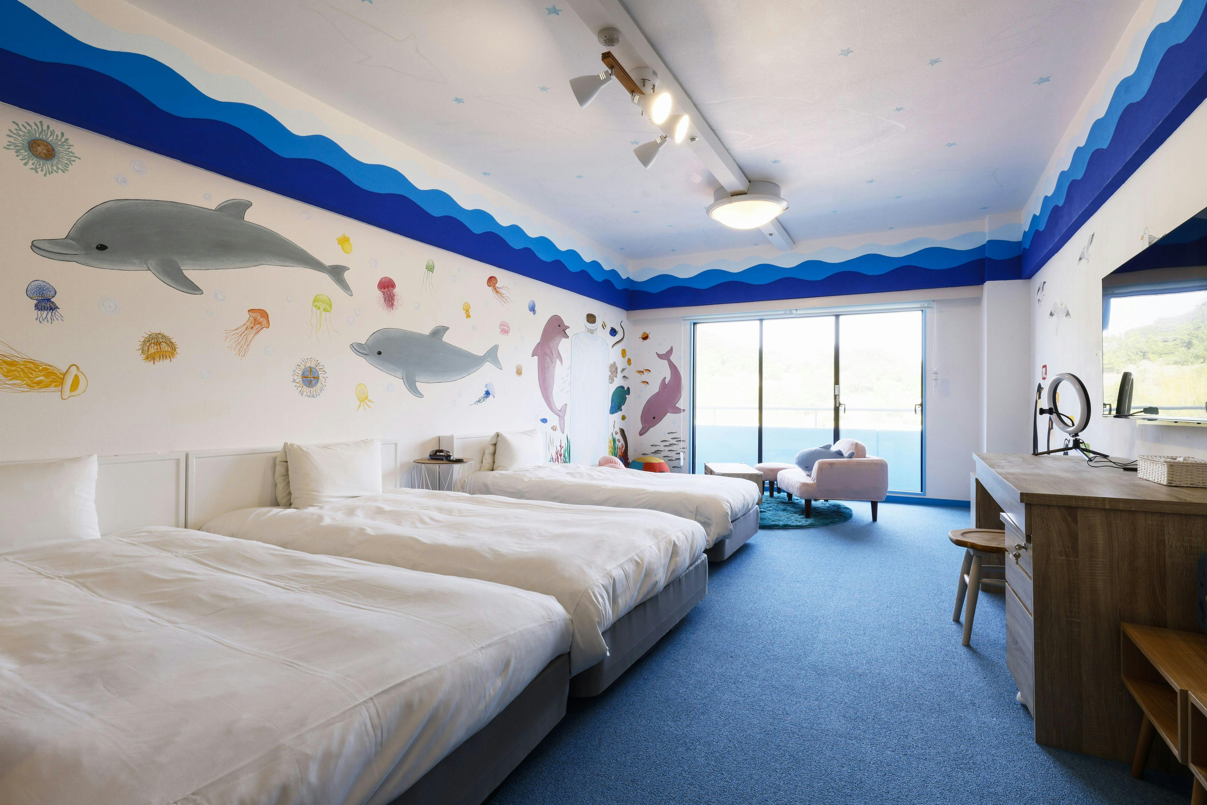 房间的一面墙上画着海洋生物