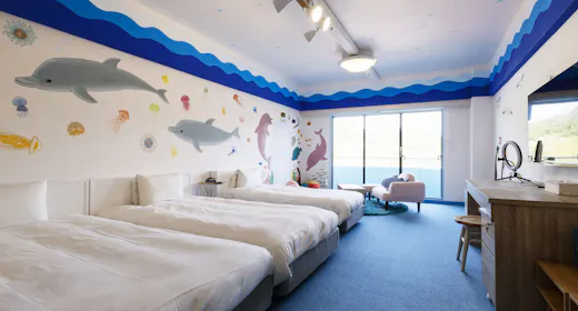 房间的一面墙上画着海洋生物