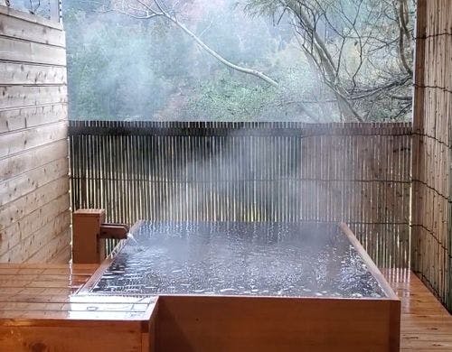 源泉かけ流しの檜の露天風呂