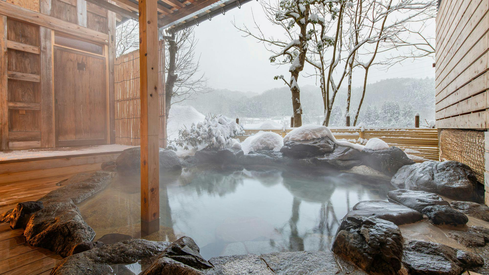 源泉かけ流しの露天風呂