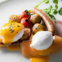 朝食メインメニュー「エッグベネディクト」