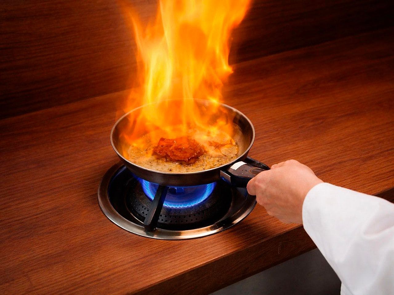 【料理長特別演出】【洋食】料理長がお客様の目の前で… 季節の限定山海の饗宴【2食付き】