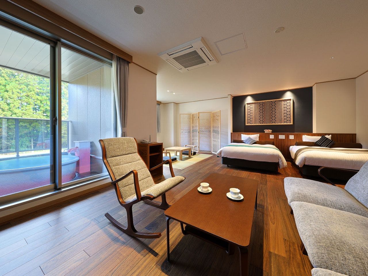 202 Kamar dengan pemandian air panas terbuka keramik.