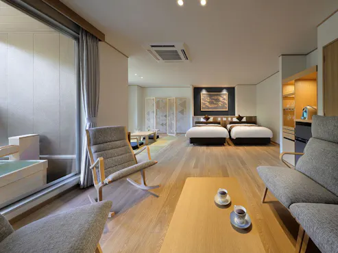 Kamar modern bergaya Jepang-Barat seluas 67 m² dengan pemandian terbuka dari kayu hinoki