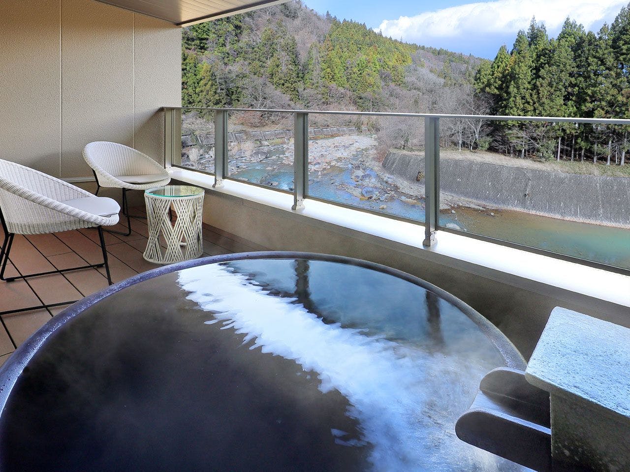 Kamar Modern Bergaya Jepang-Barat 67 m² dengan Pemandian Terbuka dari Keramik