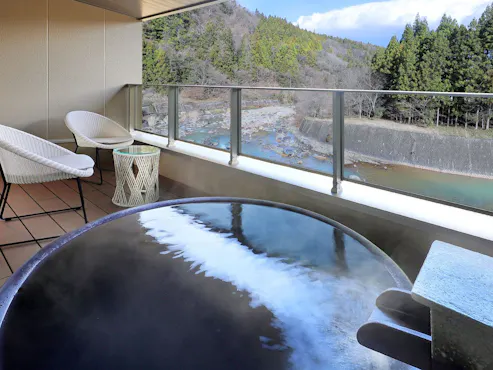 Kamar Modern Bergaya Jepang-Barat 67 m² dengan Pemandian Terbuka dari Keramik