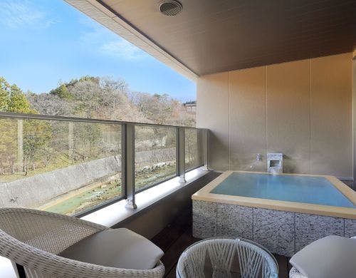 客室にある御影石露天風呂です。