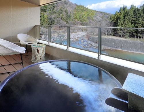 客室にある陶器露天風呂です。