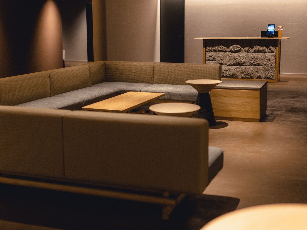 フロント（夜）