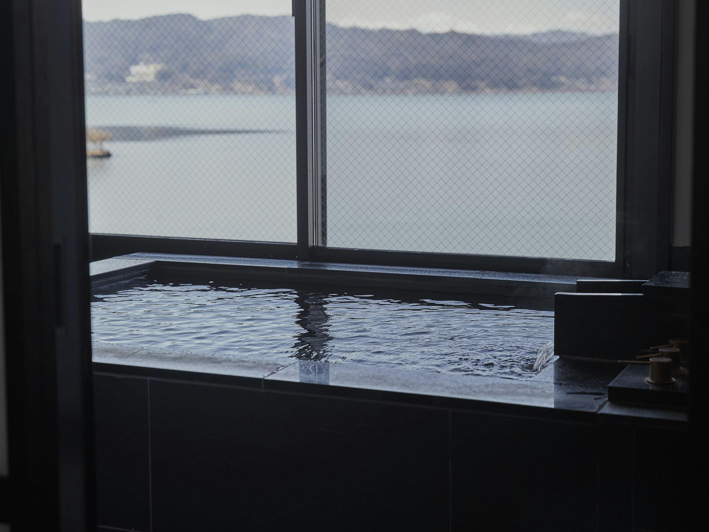 神秘なる諏訪湖に心癒される宿　上諏訪温泉しんゆ