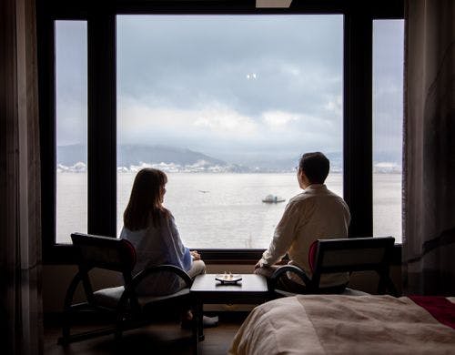 諏訪湖を眺めながらゆっくりと過ごす