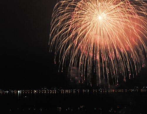 ここでしか味わえない体で感じる花火
