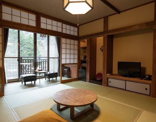 デッキテラス付きのお部屋は渓流一望