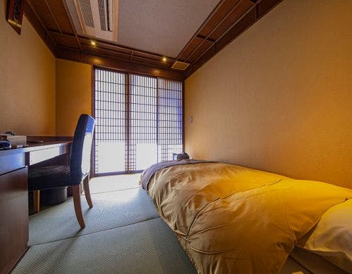 デッキテラス付きのお部屋は渓流一望