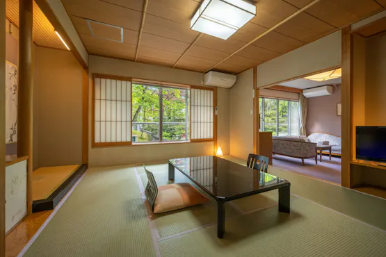 Kamar bergaya Jepang dengan ruang tamu