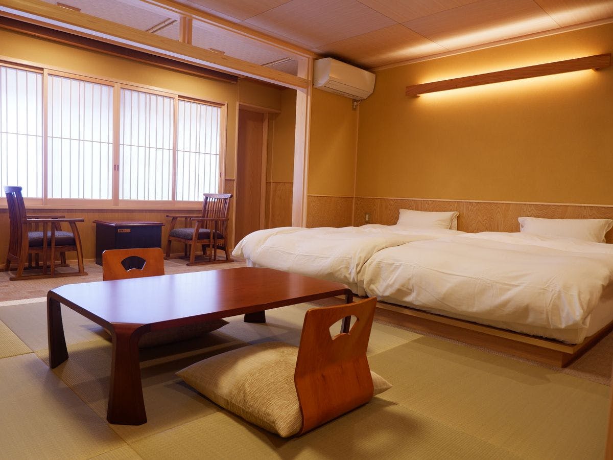 和洋室のお部屋です。セミダブルのツイン♪