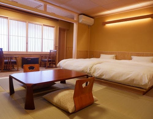 和洋室のお部屋です。セミダブルのツイン♪