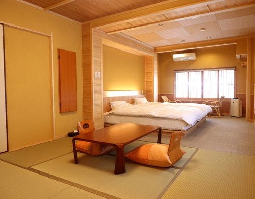 和洋室のお部屋です。セミダブルのツイン♪