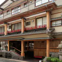 温泉街の中央に位置し外湯巡りに最適な宿