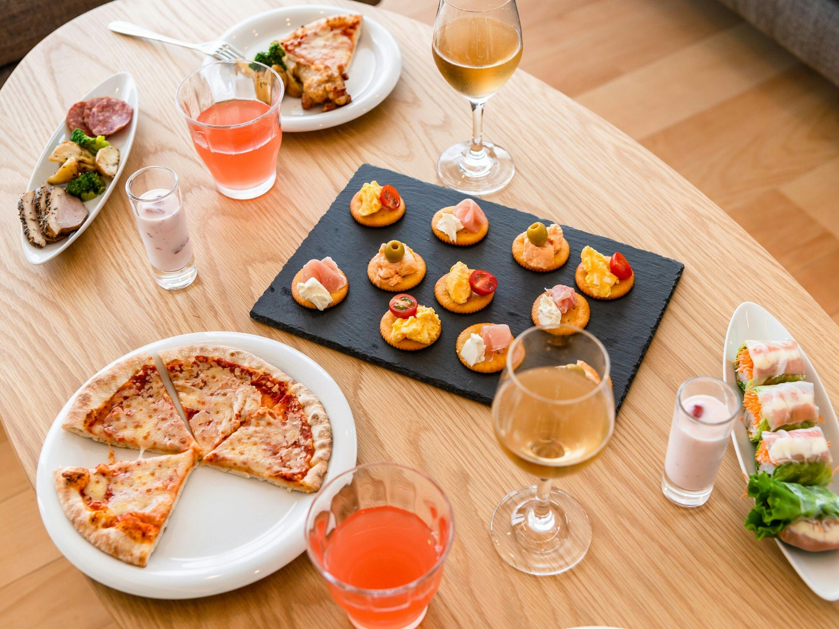 รับประทานอาหารในห้องพัก (ภาพตัวอย่าง)