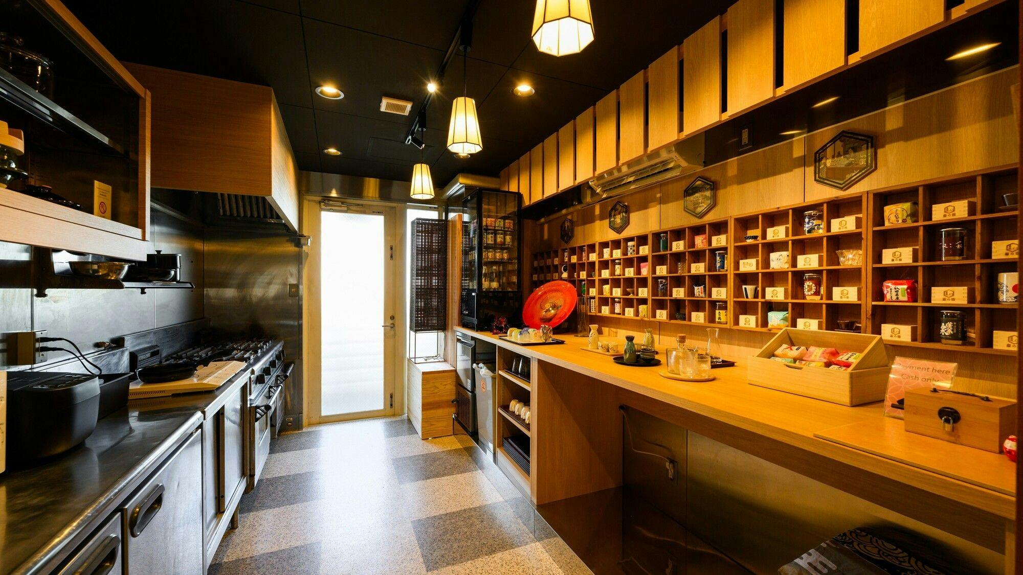 ครัวส่วนกลางชั้น 2 และร้านจำหน่ายสินค้าแบบไร้พนักงาน