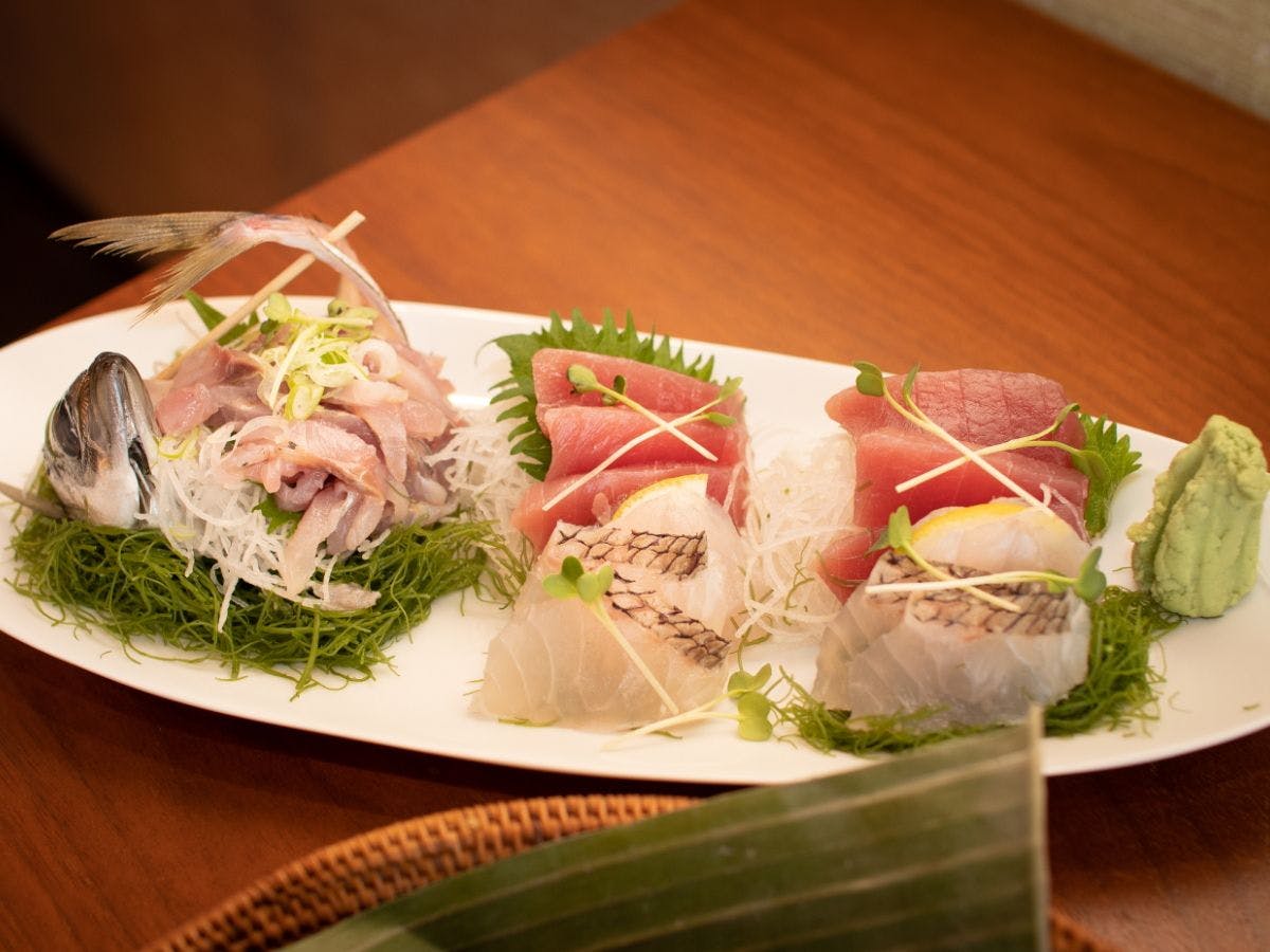 【ตัวอย่างอาหารเย็น】ซาชิมิที่ยอดเยี่ยม.