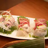 【ตัวอย่างอาหารเย็น】ซาชิมิที่ยอดเยี่ยม.